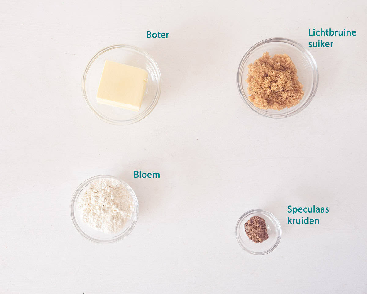 Ingrediënten kruimeltopping op een witte ondergrond met tekstbeschrijving.
