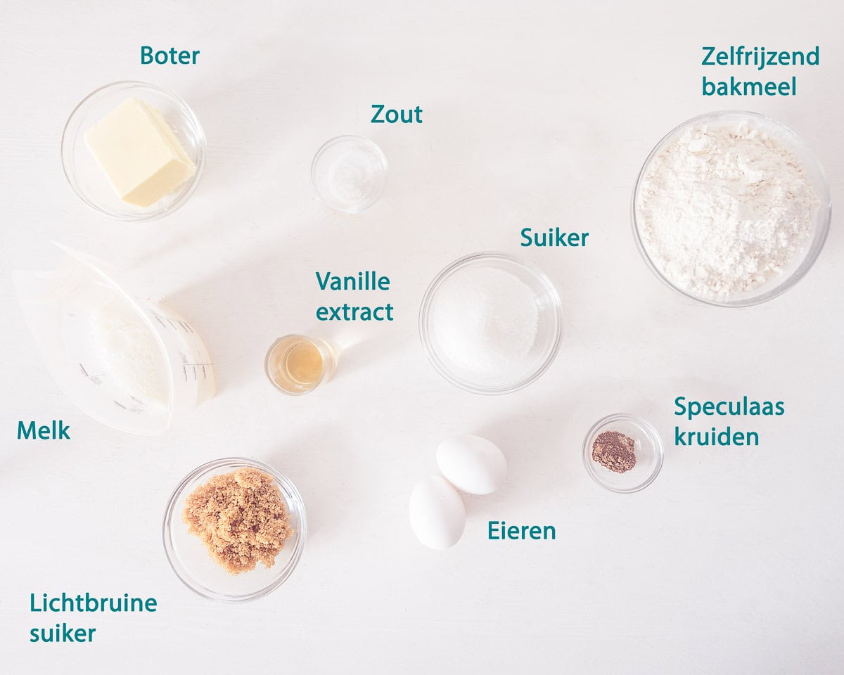 Ingredienten speculaas muffins op een witte ondergrond met tekstbeschrijving