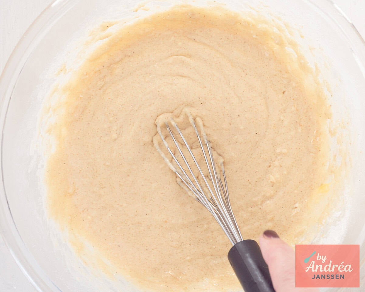 Stir the batter of the speculaas muffins in a glass bowl