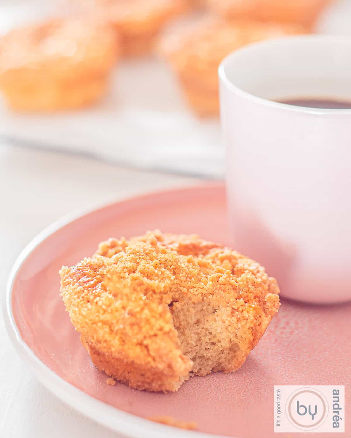 Een hoogtefoto met een deel van een roze bord met een muffin waar je de binnenkant van ziet. 
