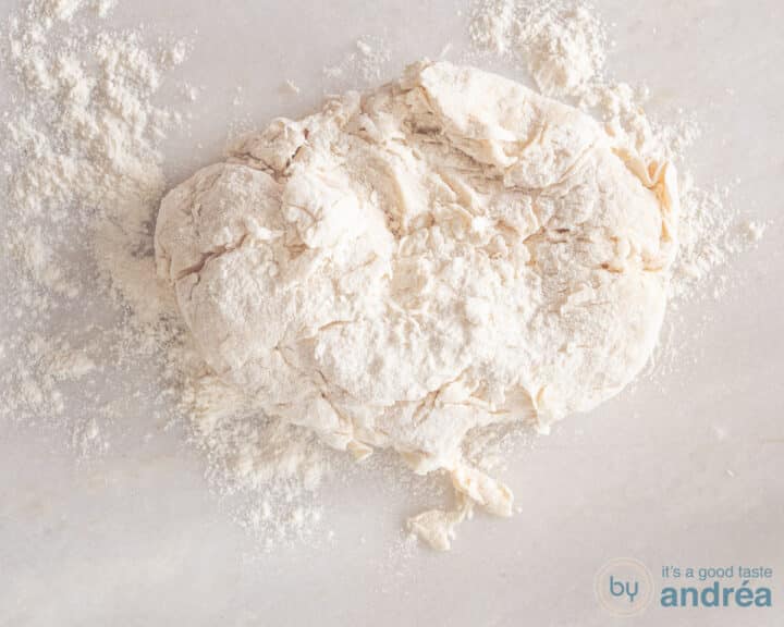 Sprinkle the dough with flour into a ball.