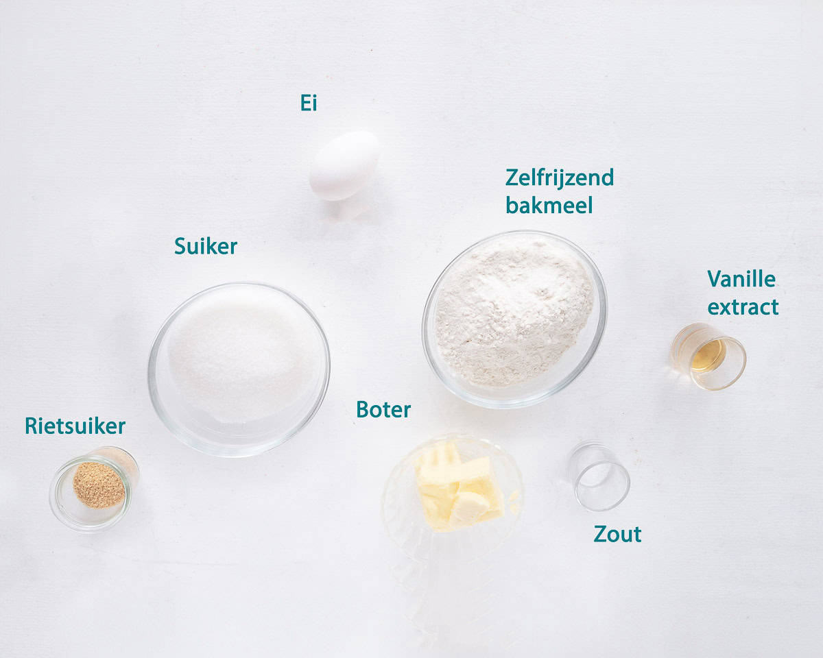 Ingredienten Ouderwetse Zandkoekjes Bakken op een witte ondergrond met een tekstbeschrijving