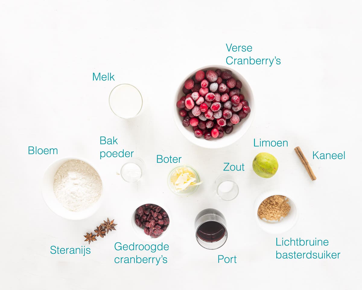 Ingrediënten voor echte Engelse scones en cranberry compote op een witte achtergrond