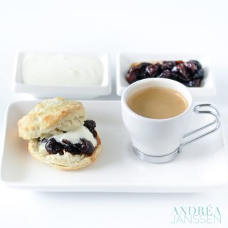 scones met aardbeien compote