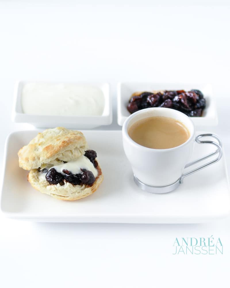 scones met aardbeien compote