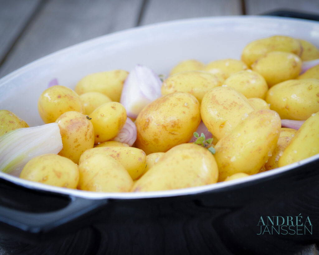 Roast potatoes with thyme, shallots and garlic