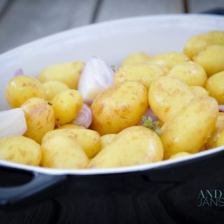 Roast potatoes with thyme, shallots and garlic