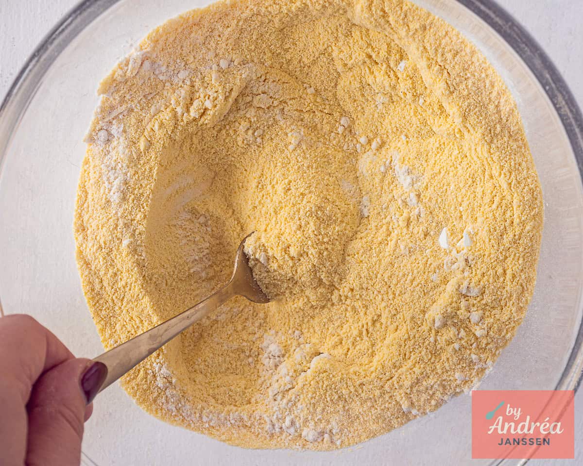 Whisk the dry ingredients in a glass bowl