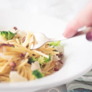 Spaghetti with minced beef, broccoli and bacon