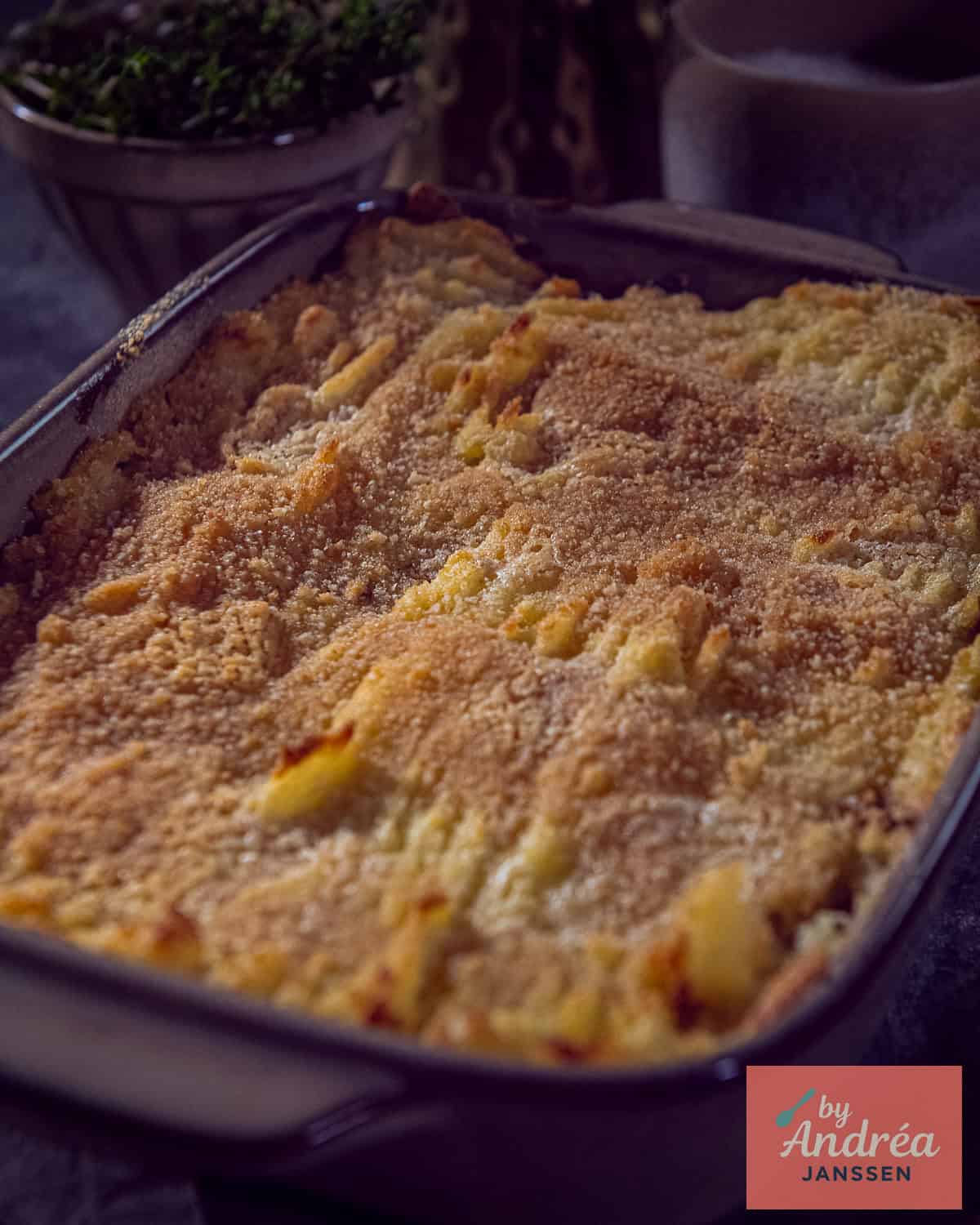 A casserole with a topping of mashed potatoes, and underneath delicious minced meat and sauerkraut.