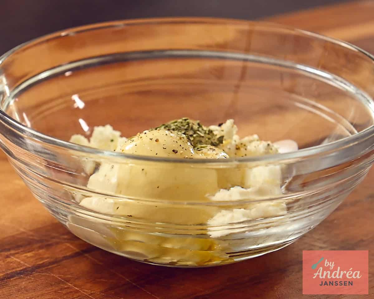 Feta gemengd met creme fraiche, kruiden, honing.