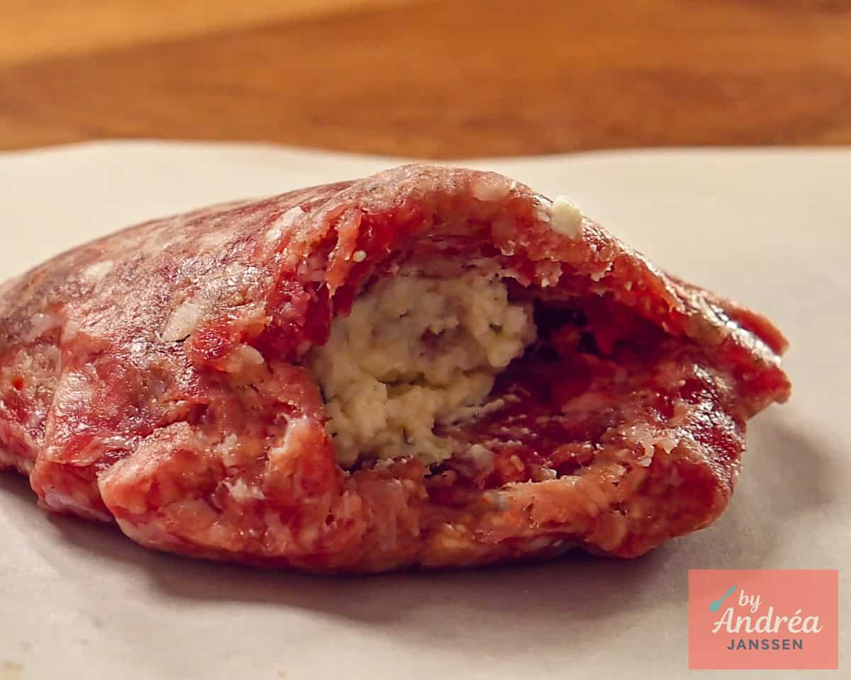 Hamburger gevuld met feta mengsel