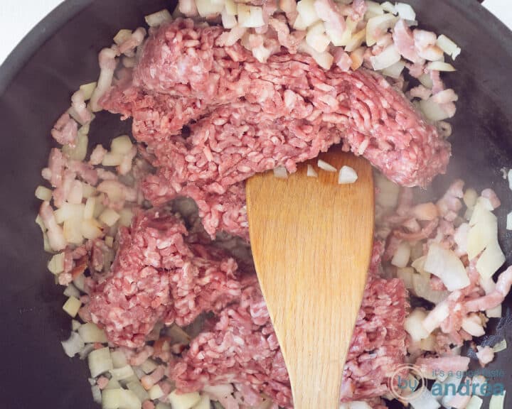Minced meat is added to the frying pan with the fried bacon and onion.