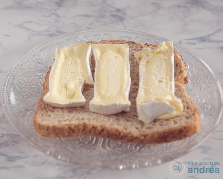 A slice of bread with slices of Camembert