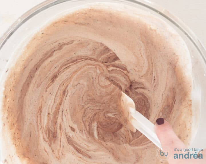 Mix the whipped cream with the chocolate mixture in a glass bowl