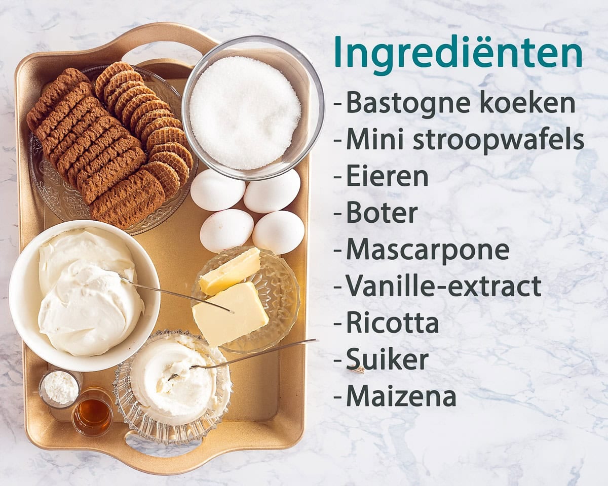 Ingredienten Stroopwafel Cheesecake op een gouden dienblad met daarnaast een tekstbeschrijving van de ingrediënten