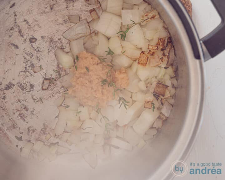 The onion is fried with the garlic.