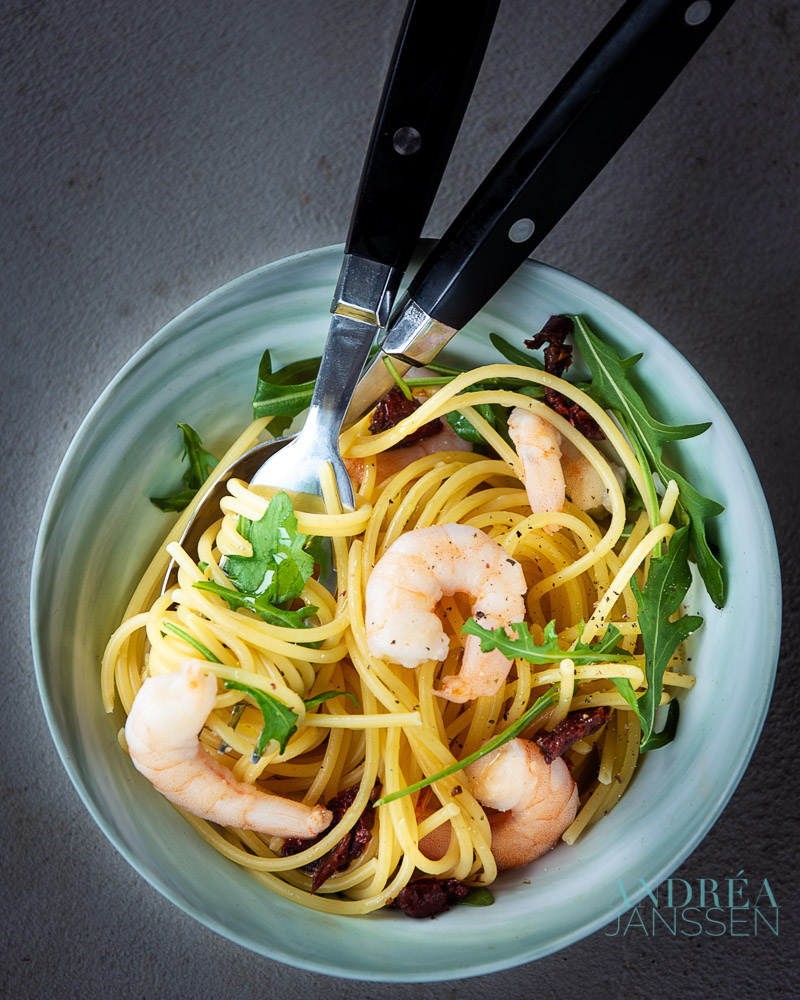 spaghetti with shrimp and arugula