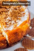 Half of a stroopwafel cheesecake with a slice scooped out of it. A text on top: Stroopwafel cheesecake