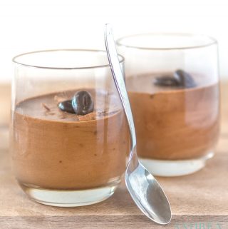 Easy to make chocolate mousse in two glasses