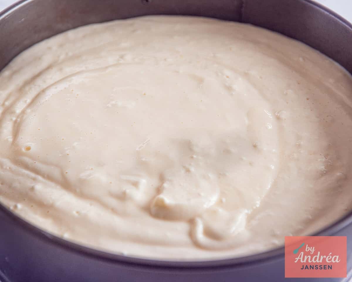 Springvorm van 26 cm waar op de Bastogne bodem de cheesecake vulling is verdeeld