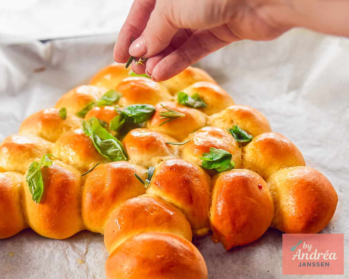 Parsley is sprinkled on the bread