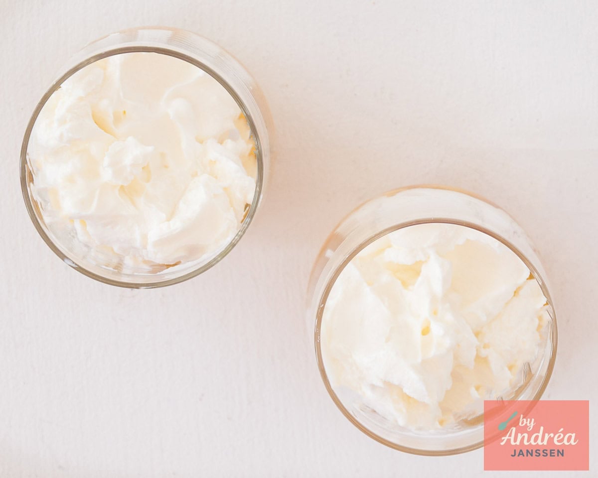 Put the strained yogurt in the glasses.