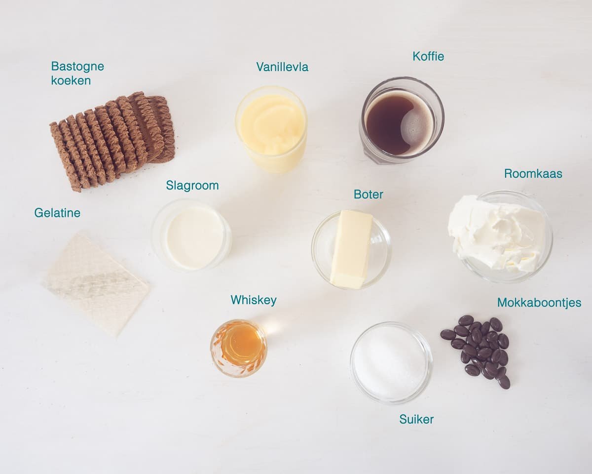 Ingrediënten Irish Coffee Taart, individueel gelabeld op een witte ondergrond