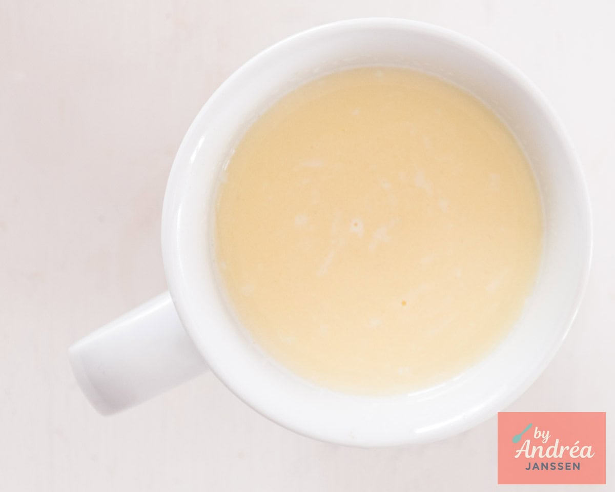 A mug filled whit hot white chocolate