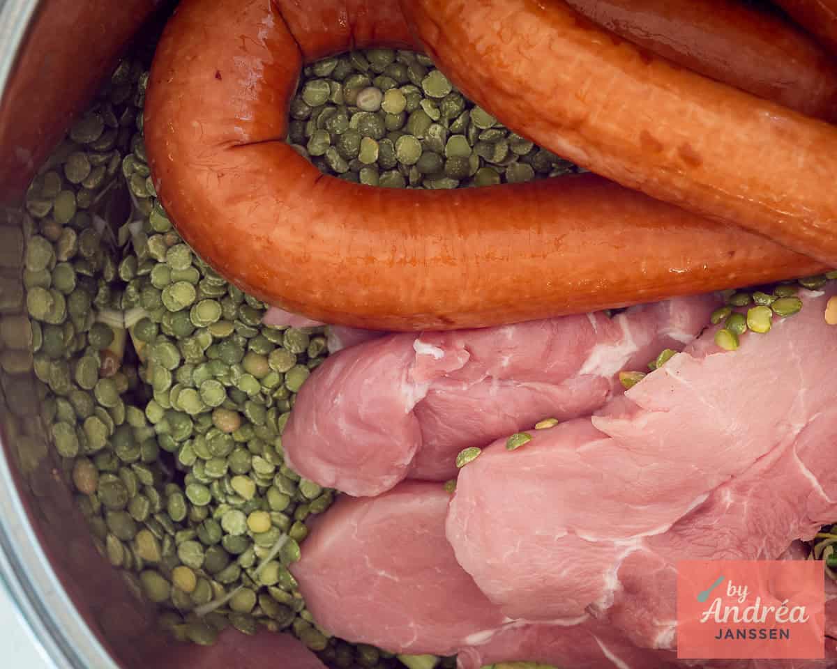 A pan with split peas, ham and smoked sausage.