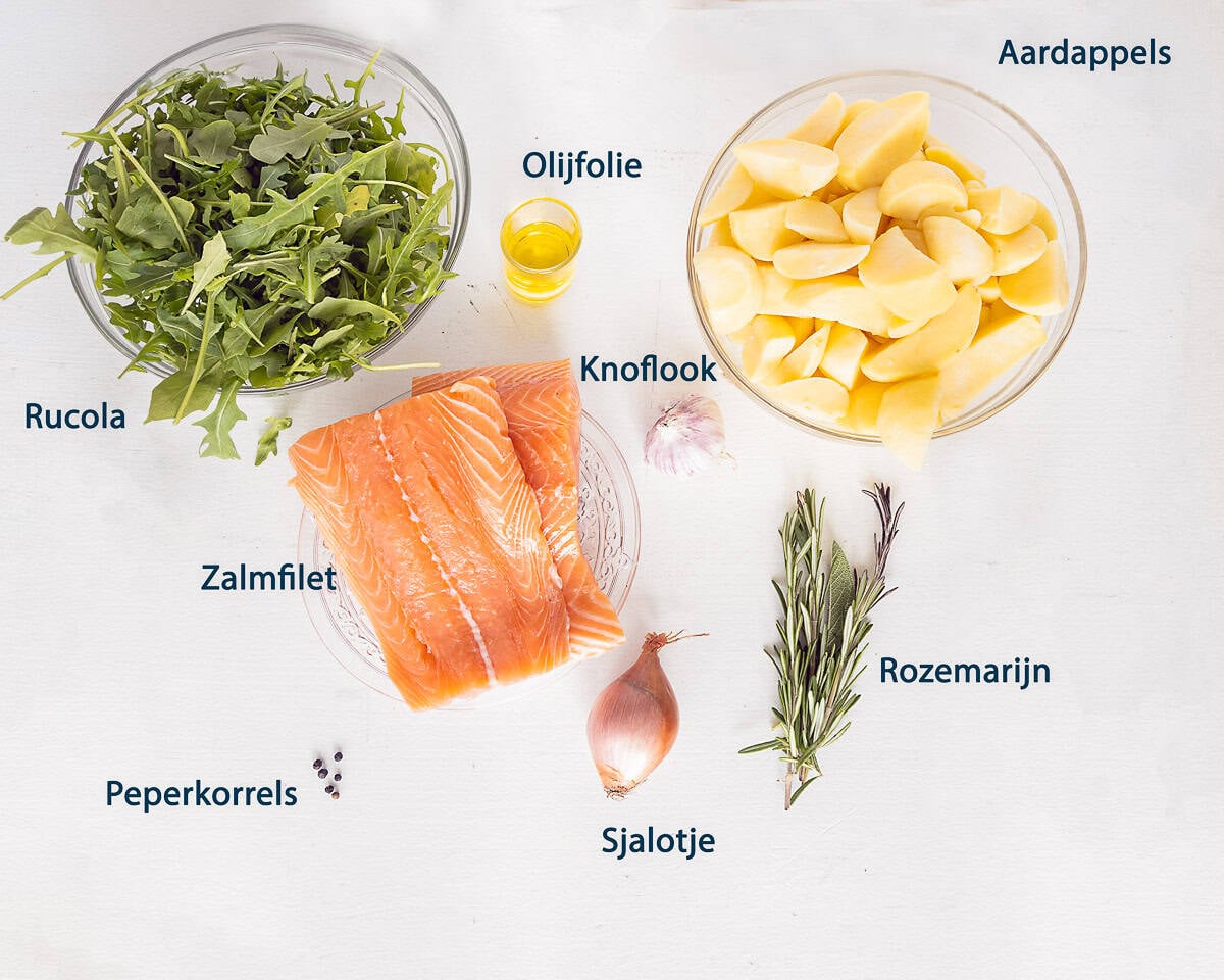 Ingredienten Rucolastamppot met Gegrilde Zalm en Rozemarijn op een witte ondergrond met tekstbeschrijving.