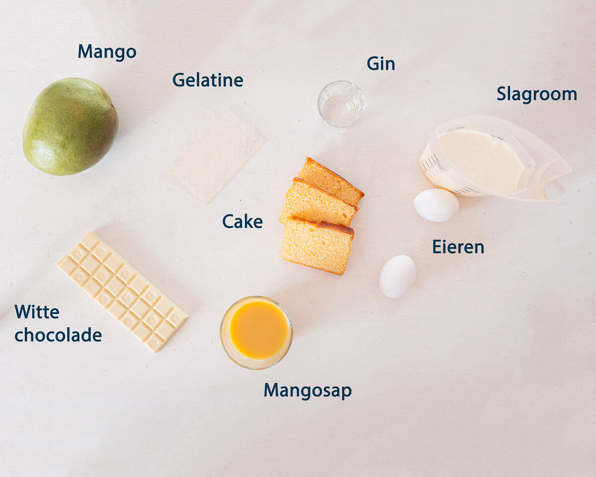 Ingredienten Witte Chocolademousse met Mango en Gin op een witte ondergrond met een tekstbeschrijving