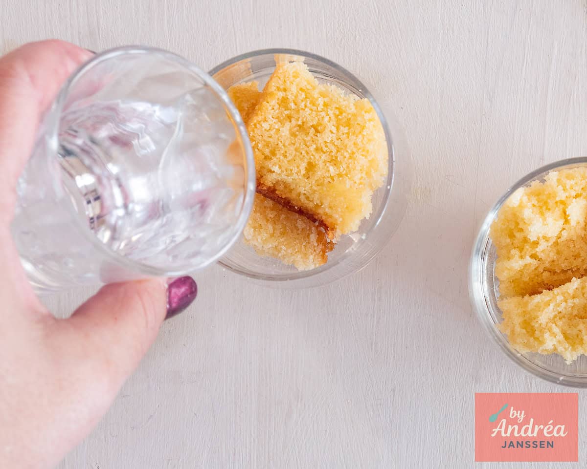 Een glas met cake waarop gin wordt gegoten