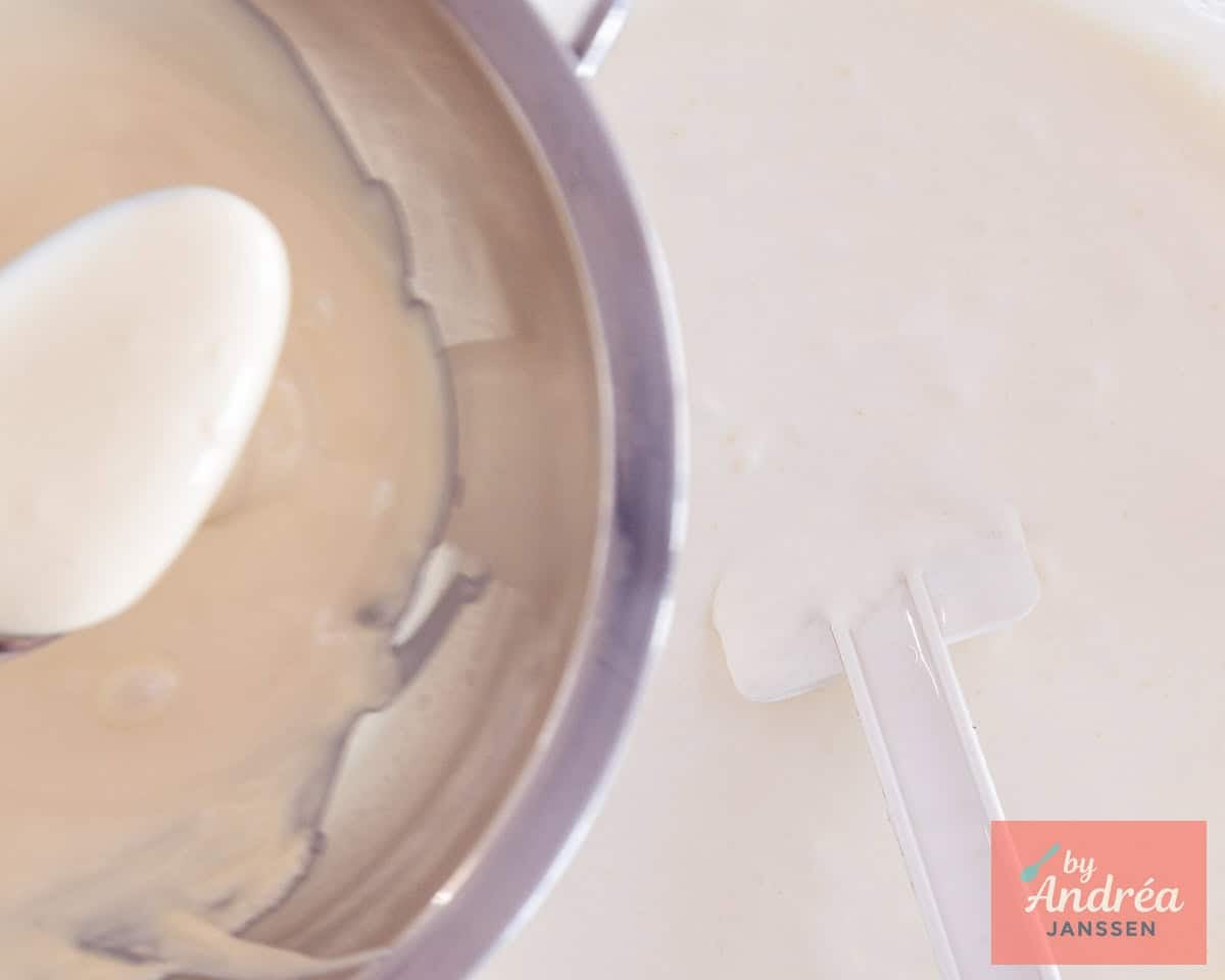 Mousse waar gesmolten witte chocolade wordt toegevoegd.