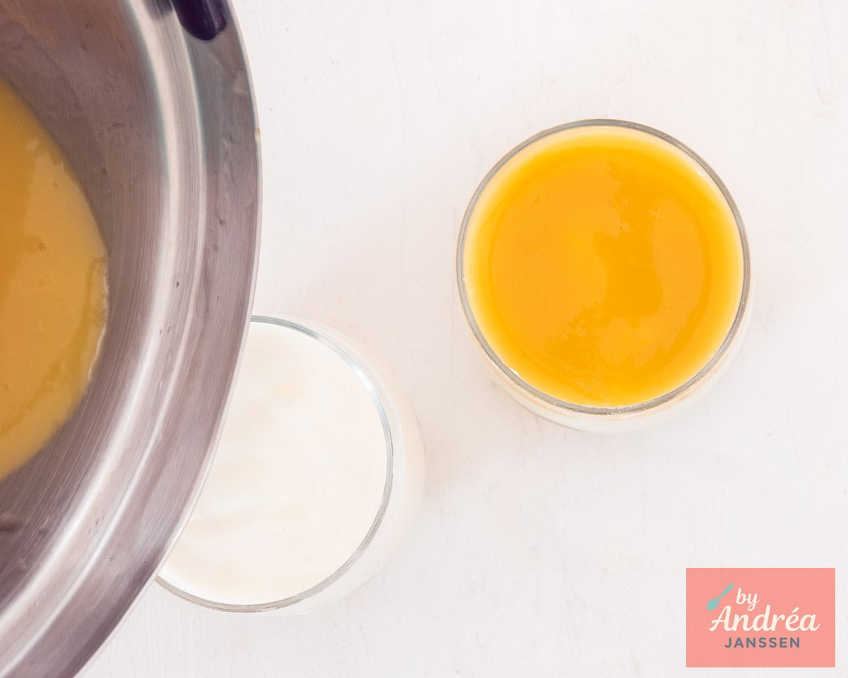 Mango gelei wordt op de mousse geschonken