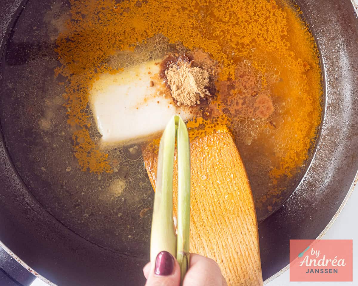 Add all the ingredients for the coconut sauce with galangel and lemongrass in a skillet
