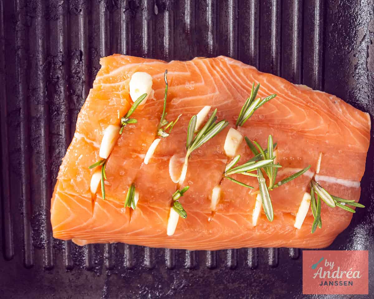 Zalm op de grill met knoflook en rozemarijn