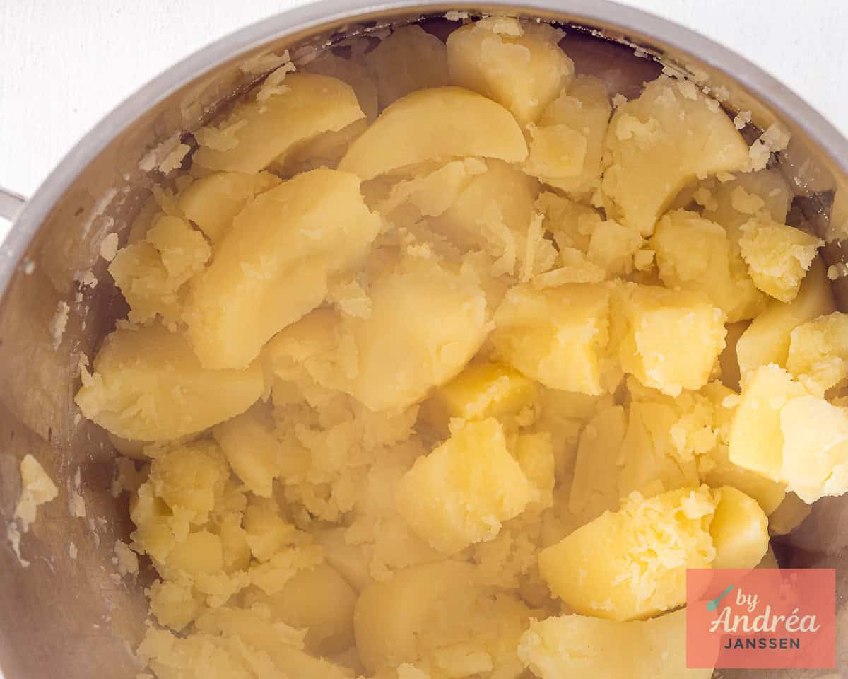 Gekookte aardappelen in een pan.