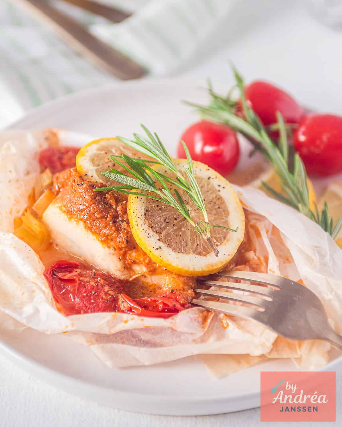 Fish package with cod, pesto and tomatoes.