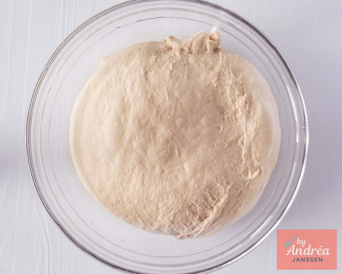 Let the baguette dough rise in the glass bowl.