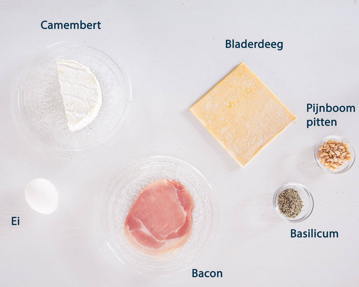 Ingredienten Bladerdeeghapje met kaas op een witte ondergrond met tekstbeschrijving..