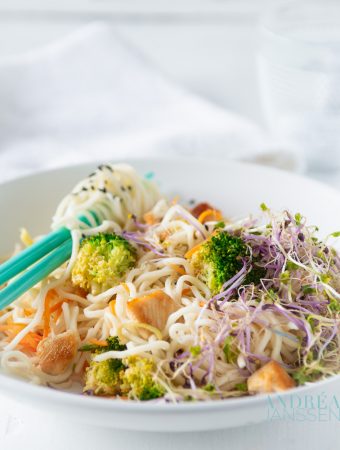 ROERBAK KIP MET GROENTEN EN NOODLE-2-bewerkt roerbak kip met groenten en noodles