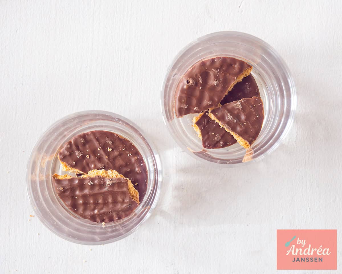 Place pieces of chocolate cookies at the bottom of the glasses.
