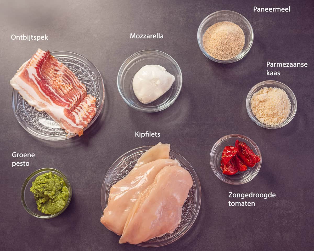 Ingredienten Gevulde Kipfilet met Pesto en Mozzarella op een zwarte ondergrond met tekstbeschrijving.