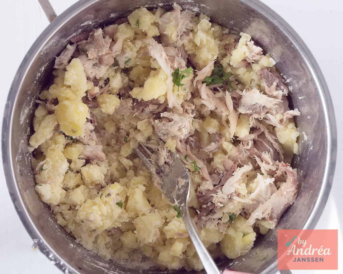Add mackerel and flavoring to the potatoes