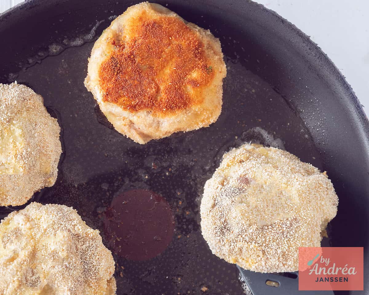 In a pan bake the fish burgers in oil on both sides