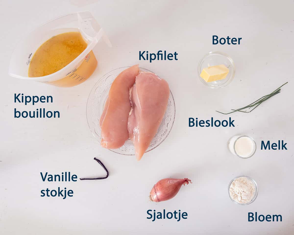 Ingredienten Kip met vanillesaus op een witte ondergrond met tekstbeschrijving.