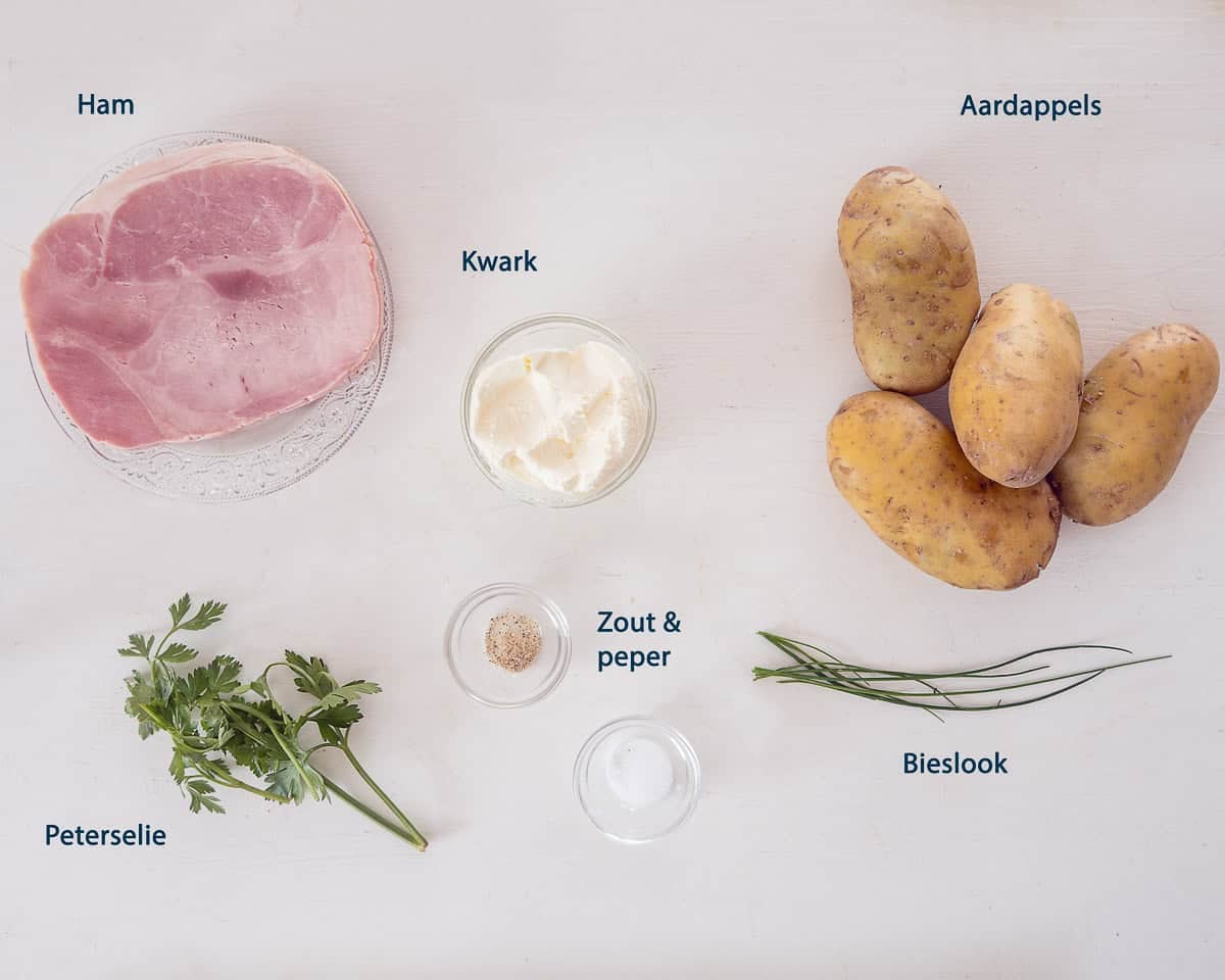 Ingredienten met gepofte aardappel en kwark op een witte ondergrond met tekstbeschrijving.