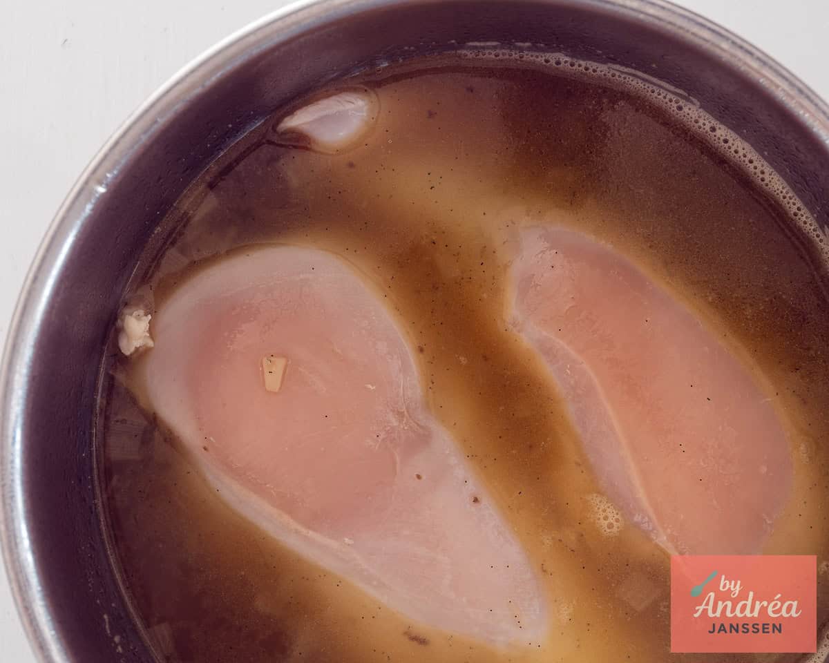 Pocheer de kipfilets in bouillon
