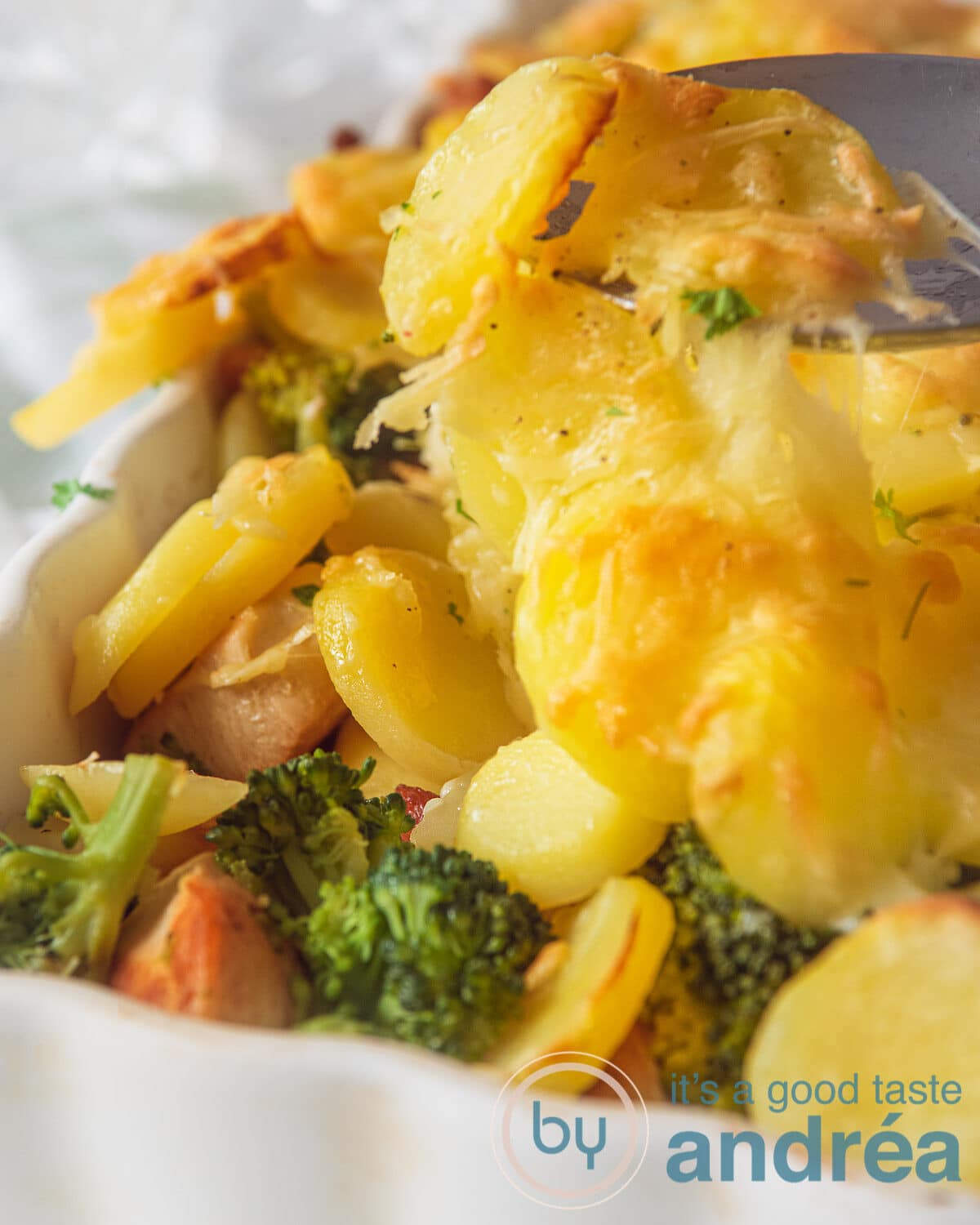 een rode ovenschaal gevuld met Kip broccoli ovenschotel
